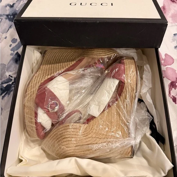 Gucci Pink Suede Espadrille Wedge Sandals with Gold Horsebit NWOT - Picture 5 of 5